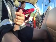 Мужик показывает маструбацию за рулем видео